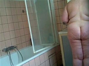 femme préparant son bain sans porno