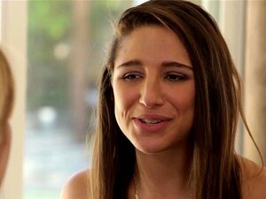 La jeune Abella Danger fait un 69 avec sa mignonne amie