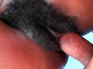 La mignonne Choco se fait lécher et doigter sa chatte poilue