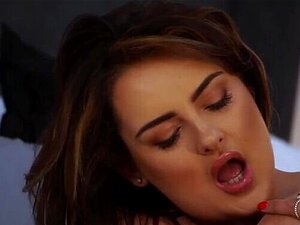 La séduction plantureuse Katie T. se masturbe avec un énorme gode en