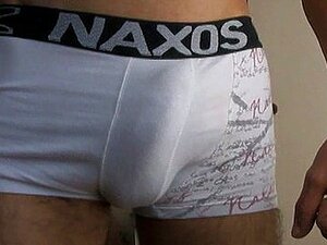 Un Latino nu fait du porno gay