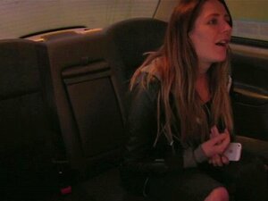 Action sexuelle en taxi avec une femme européenne très impeccable