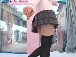 La fille japonaise incroyable Momoka Nishina dans des gros seins