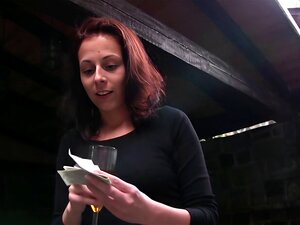 Un mec inconnu donne de l'argent à une rousse amateur qui boit du vin