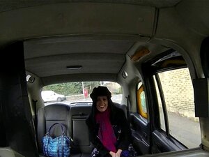 Gros cul amateur baise dans un faux taxi en public. Brunette amateur
