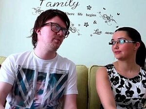 La coquine Pixie Little offre une fellation sensationnelle à un nerd