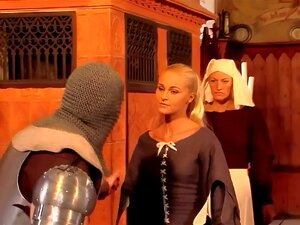 Cosplay Sexe Lesbien en Plein Air entre jolies belles-belles-filles