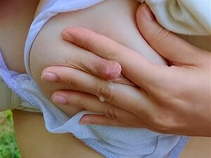 Jeune maman gicle du lait dans un lieu public. maman enceinte