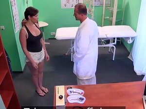 Gros seins et gros cul Yasmin se fait prendre en levrette par un