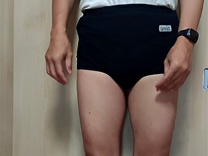 Scène de changement de vêtements de sport en maillots de bain