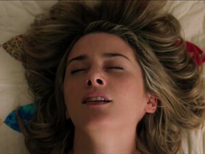Addison Timlin Kissing se masturbe dans la vie comme (pas de musique)