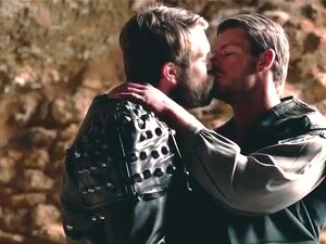 Gay of Thrones avec deux chevaliers en cuir qui se baisent. Gay of