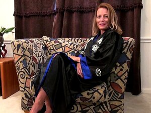 La milf américaine Jayden Matthews se déshabille et se doigte