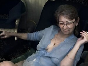 Mamie adore vraiment enfoncer ses jouets dans sa vieille chatte