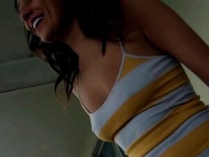 Partouze après un strip-pong. Deux chaudes nanas amateurs avec des