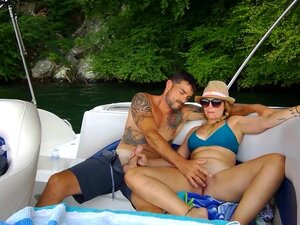Un peu de joie avec du sexe en public sur notre bateau