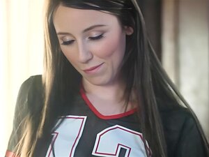 Brune séductrice en tenue de football sexy taquine son