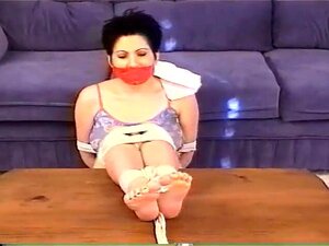 Pieds nus baisés sur la table