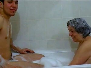 VIEILLE NOUNOU - Mamie nue d'OMAHOTEL rejoint les toilettes et le sexe