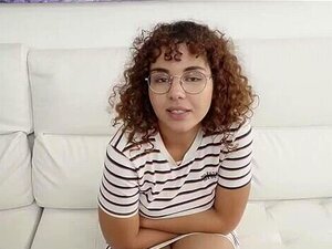 Le moment est venu. Lily tente son PREMIER DOUBLE VAGINAL !