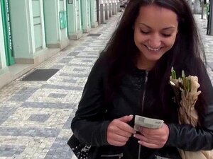 La fille européenne d'à côté suce une bite pour du fric