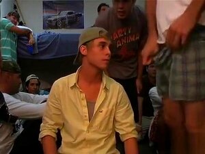 Un masseur gay sert son client