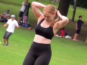 Sexy PAWG blonde en lycra moulant. Sexy PAWG lycra pantalon blond en
