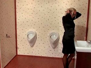 Une blonde prend du sperme sur un gloryhole