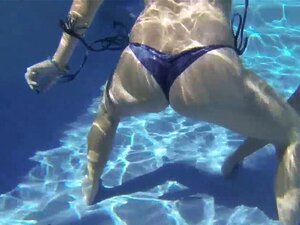 Fête à la piscine, petites mains. Fête à la piscine, mignonnes
