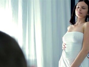 Petite mignonne se fait asperger de sperme, la mignonne aux petits