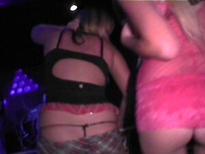 Des filles dansent salopes au bar du quartier local pour une soirée