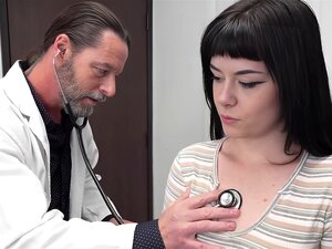 Bébé aux petits seins encrés aime se reproduire à l'infirmerie du