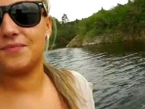 Une amateur aux gros nichons se fait payer et baiser en public