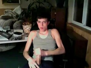 Un mec chaud se masturbe la bite durement, un garçon gay assez chaud