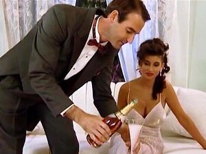 Célébration chaude avec la jeune Sarah aux seins