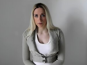 Bumb blonde arrêtée humiliée et déshabillée fouillée