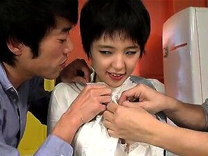 Beauté japonaise insolente se prépare à baiser avec deux mecs