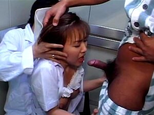Une infirmière asiatique hardcore qui baise aime l'action de groupe