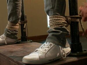 Un mec hétéro se fait éclater avec ses couilles de bondage,