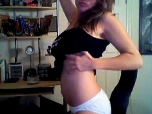 Fille se déshabille devant sa webcam