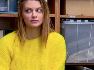 Une étrangère chaude est attrapée par un vol d'officier et se fait