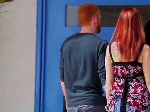 Le mari veut voir la salope qui vit dans sa femme à la soirée