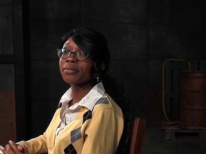 Écolière ébène ligotée stimulée avec des jouets. Écolière