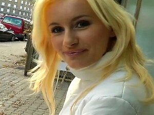 Regardez une blonde audacieuse séduire et satisfaire son homme en