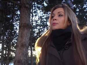 Petite dame publique baisée par une grosse bite dans un trou de