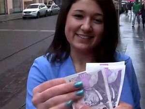 Un ange de l'université tchèque gagne rapidement de l'argent pendant