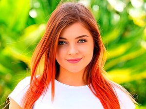 Découvrez le charme sensuel de Renata Fox, une magnifique rousse en