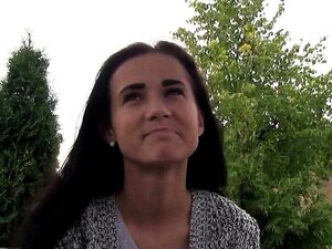 Une nana tchèque aux gros seins baise dans un champ de maïs pour de