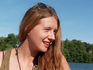Alba se frotte la chatte douce au bord du lac