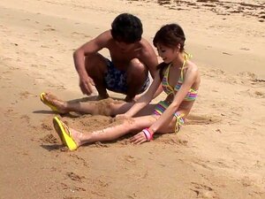 Un couple coquin se déshabille et baise sur la plage hardcore